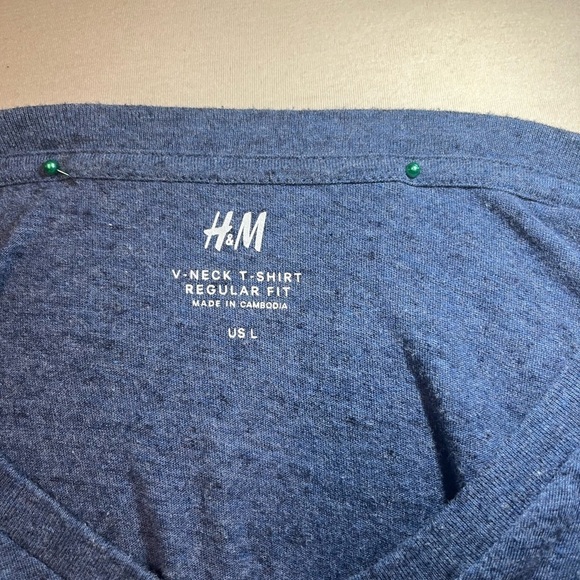 H&M V-Neck Stretch Regular Fit T-Shirt - Picture 3 of 8